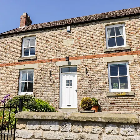 Auburn House * Nawton